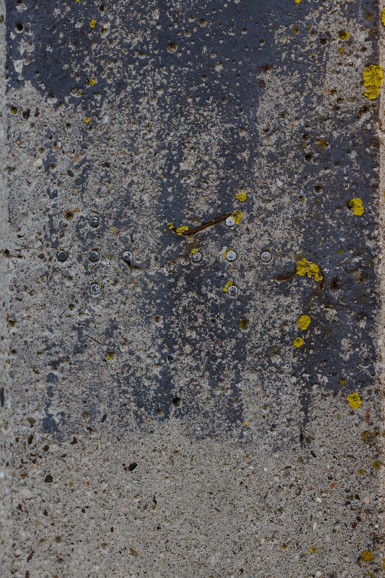 Nærbillede af forfalden betonoverflade med metaltråde