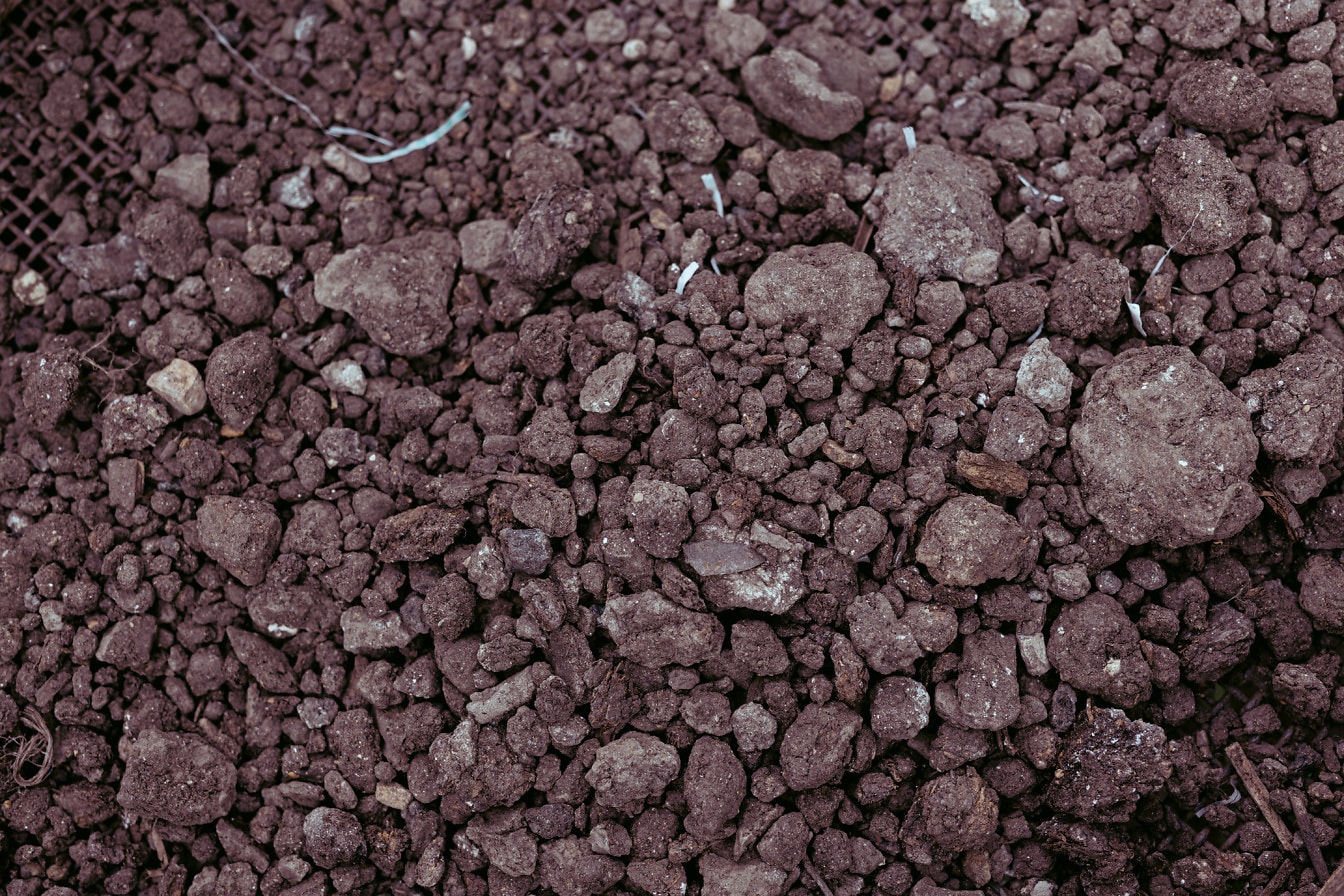 Eski metal ızgara dokusunda kuru toprak