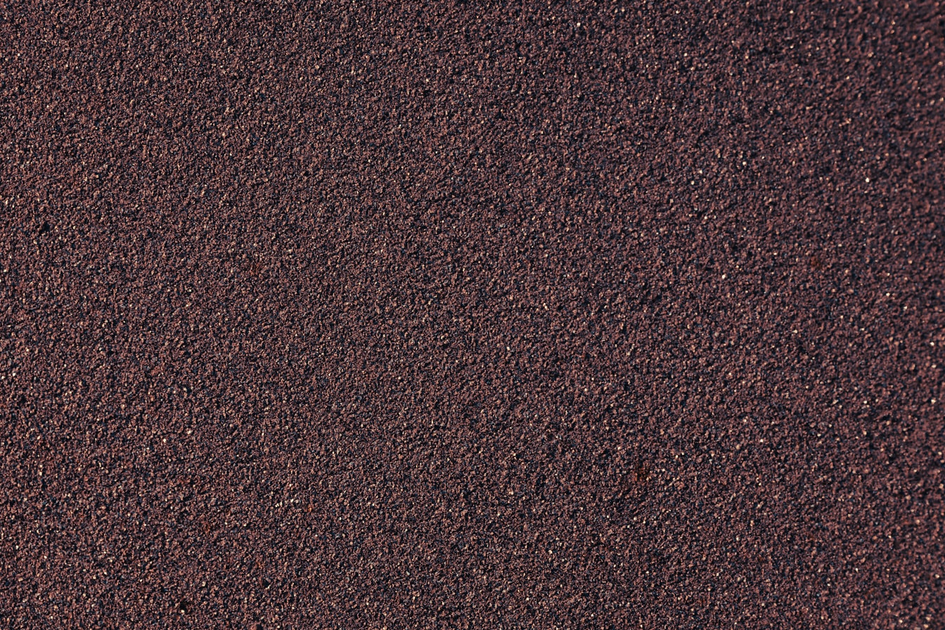Texture ravvicinata del muro di cemento violaceo scuro