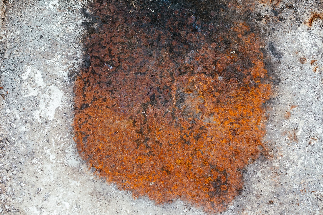 Špinavý drsný betonový povrch s texturou skvrn od rzi