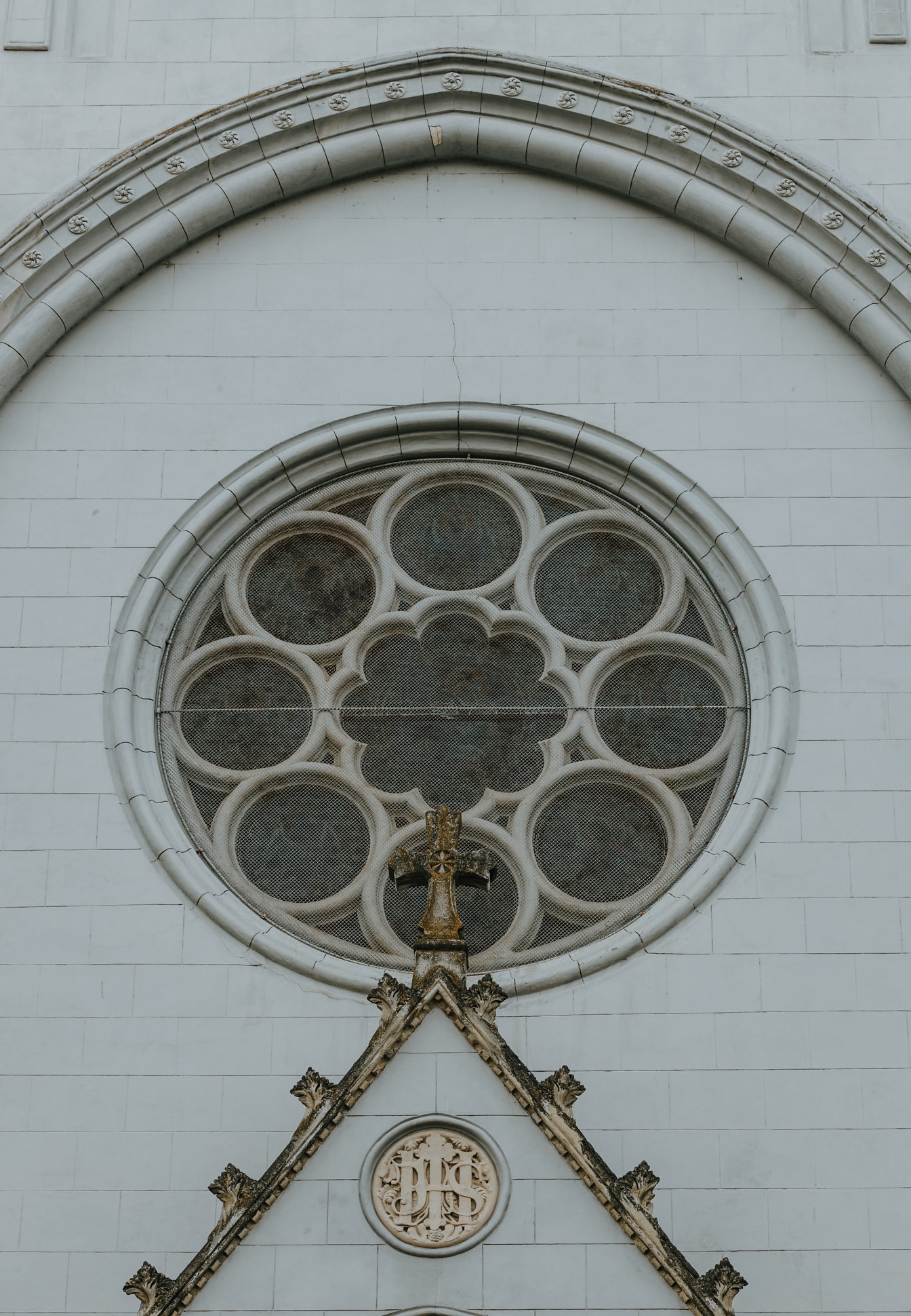 Udvendig af gotisk katedral med rundt vindue med dekorative detaljer