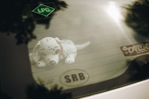 Plyšové dalmatinské štěně hračka uvnitř auta