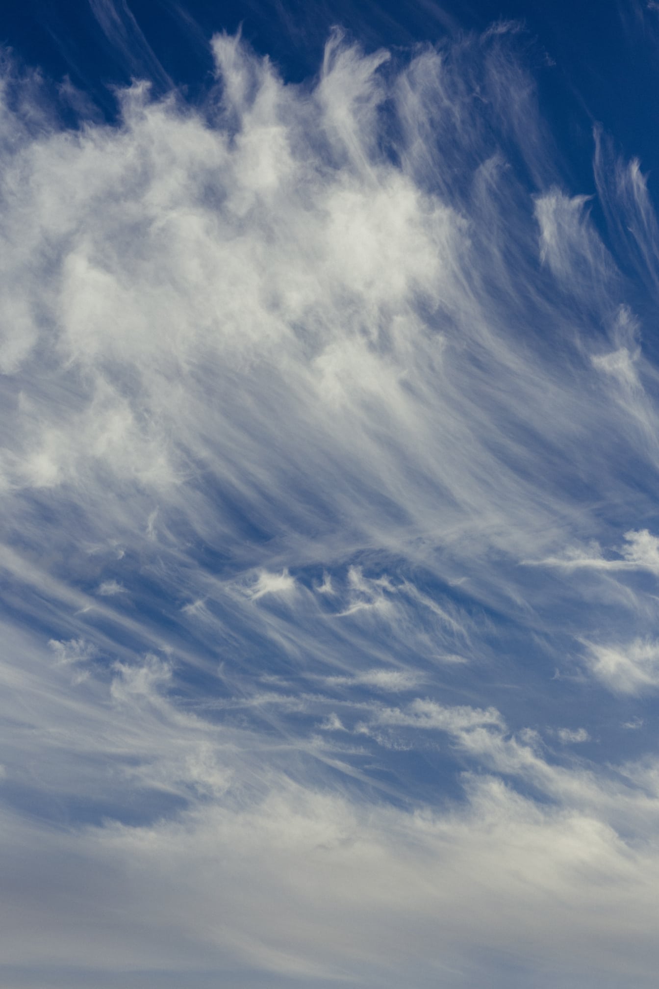 Weiße Wolken auf strahlend blauem Himmel, Schönwetteratmosphäre