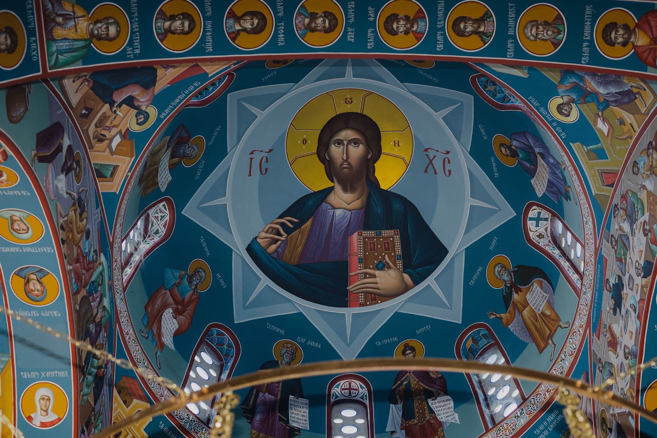 Vægmaleri af Jesus Kristus på loftet i ortodoks kirke i byzantinsk stil