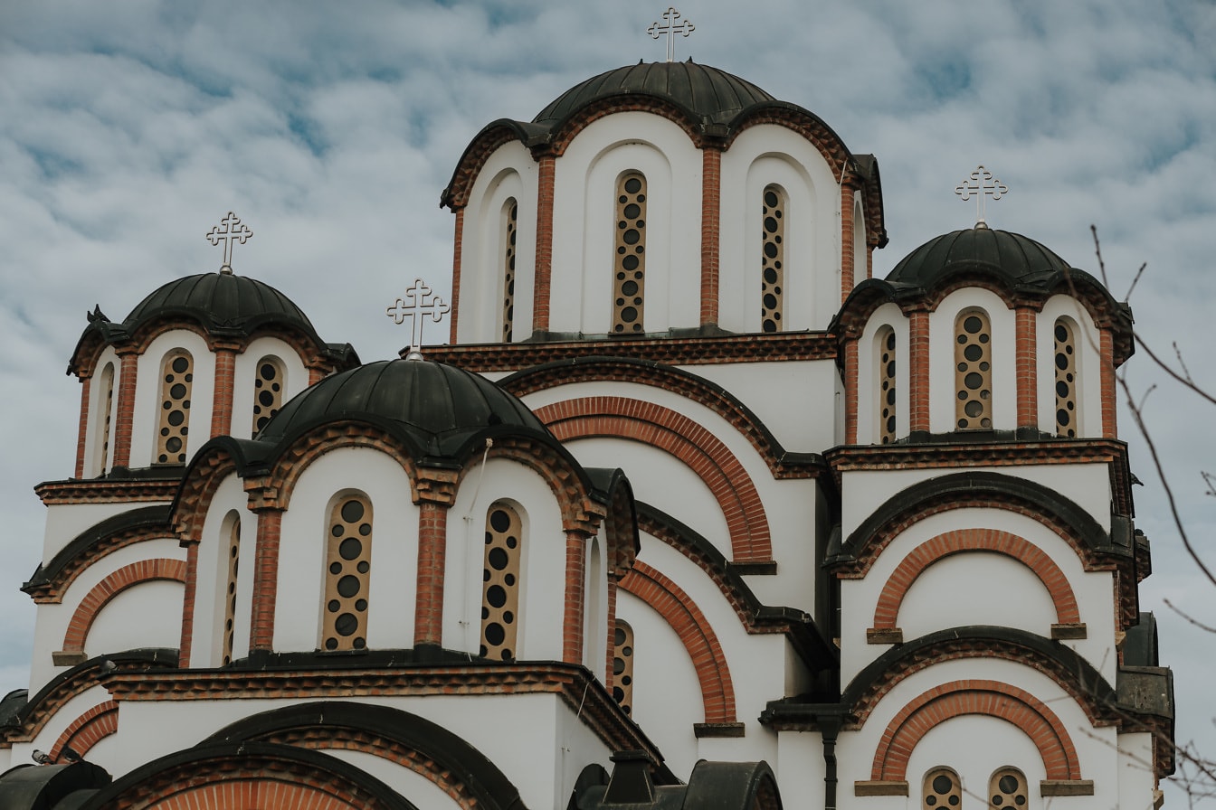Εξωτερικό μεσαιωνικού μοναστηριού της Σερβίας σε ορθόδοξο βυζαντινό ρυθμό