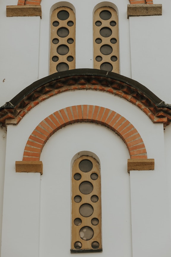 Janelas estreitas em estilo arquitetônico bizantino ortodoxo medieval