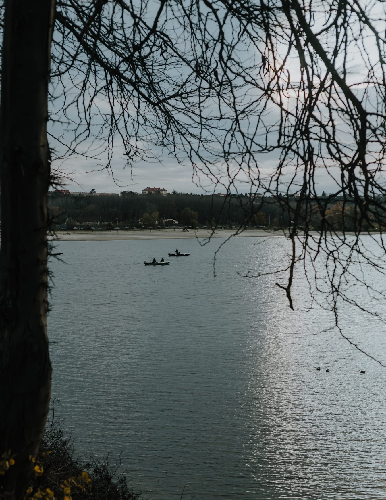 Petits bateaux de pêche sur l’eau calme du lac