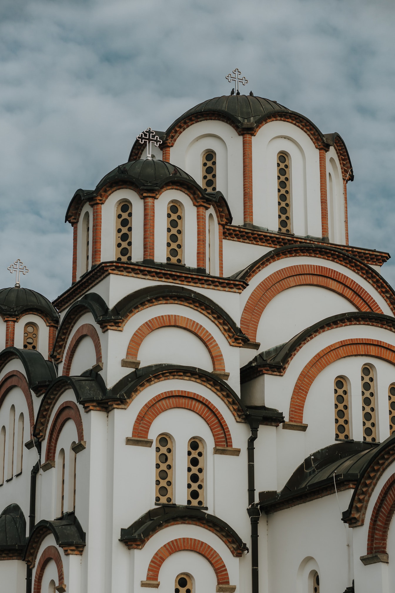 Μεγαλοπρεπής ορθόδοξη ρωσική εκκλησία σε μεσαιωνικό βυζαντινό αρχιτεκτονικό στυλ