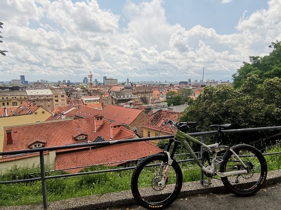 Panoramatický výhľad na strechy staré mesto turistická atrakcia