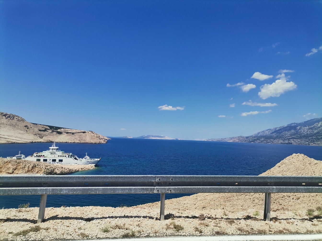 Vista panorâmica do mar Adriático com navio de cruzeiro