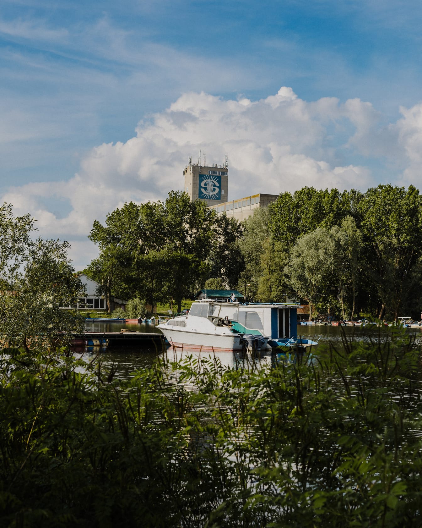 Liten yacht i flodhamnen på Donau