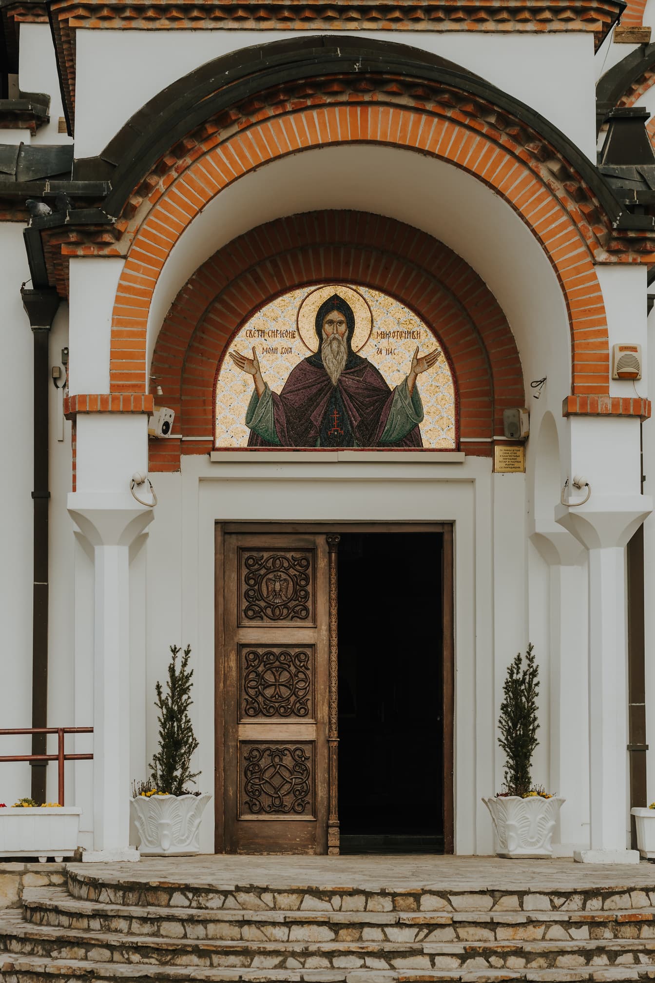 Puerta principal de la iglesia ortodoxa con mosaico de San Simeón el Pacífico.