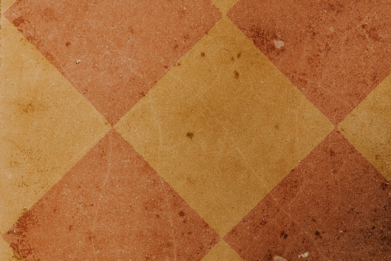 Оранжево-желтая и желтовато-коричневая квадратная плитка с геометрической текстурой