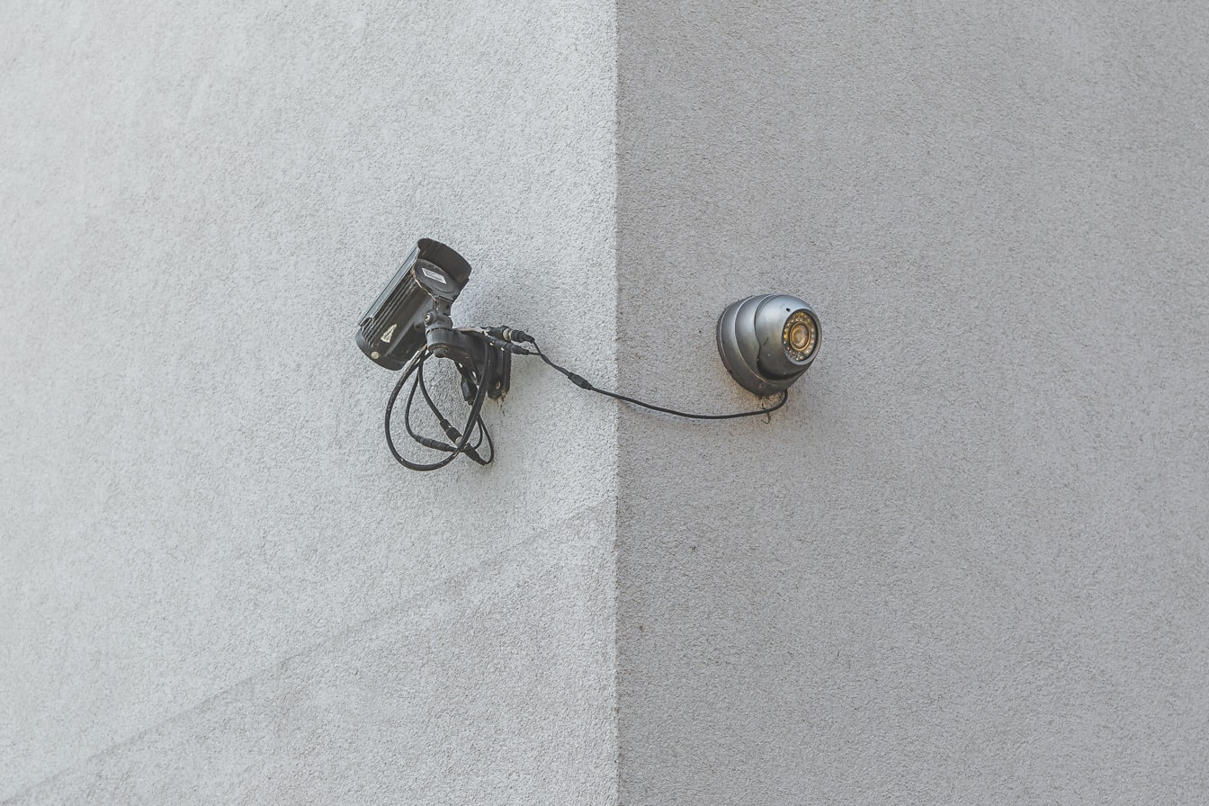 Kamera digital pengintai di sudut dinding