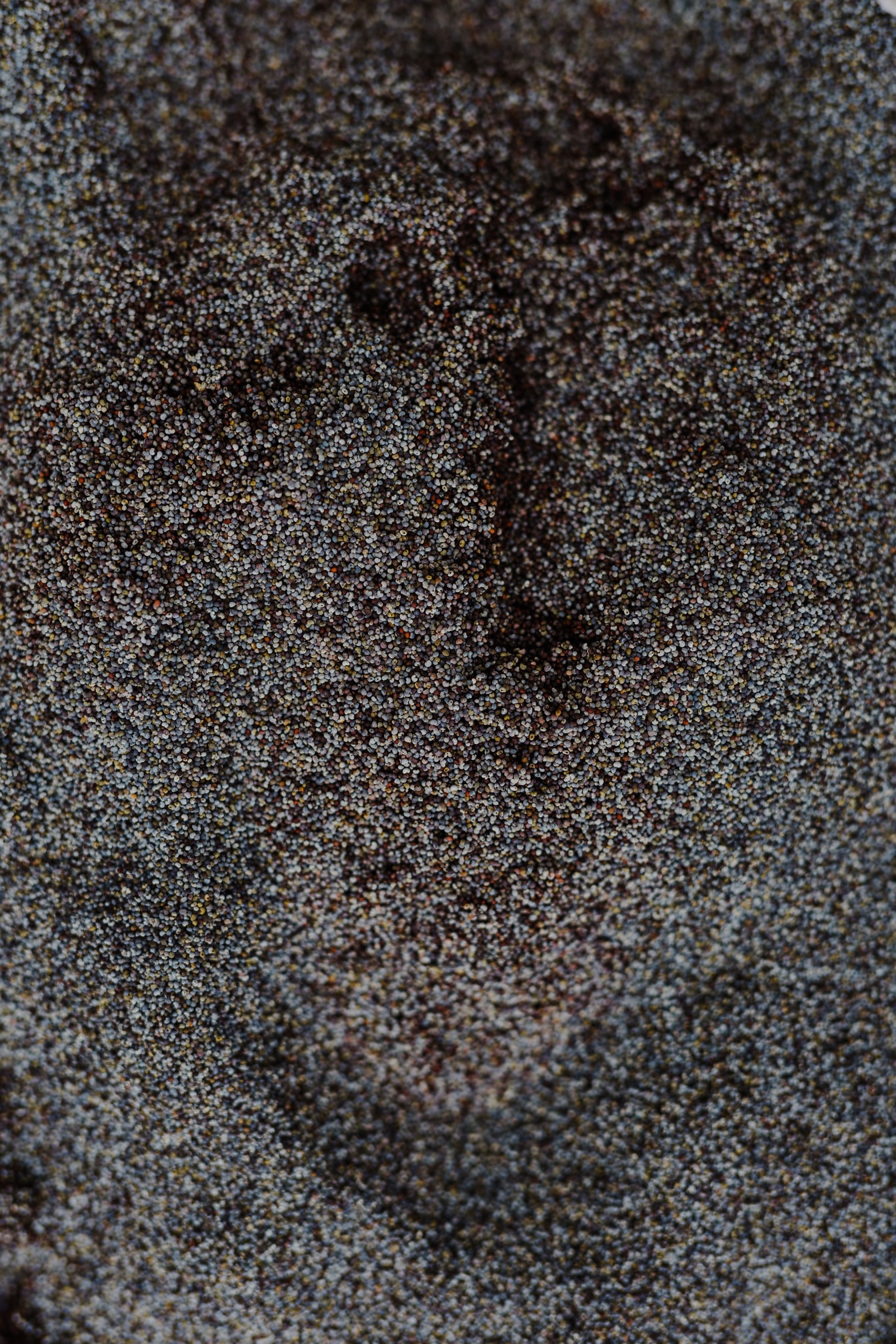 Tekstur permukaan batu kecil abu-abu gelap close-up