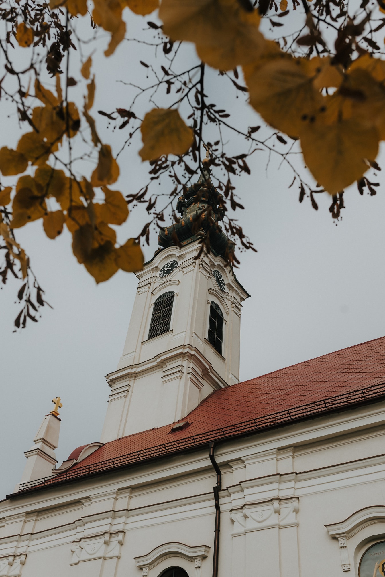Buitenkant van orthodoxe kerk met witte kerktoren