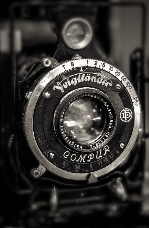 Voigtlander analoge Fotokamera Nahaufnahme des Objektivs monochrom