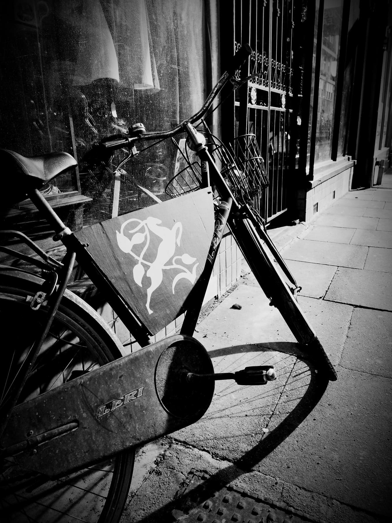 Стар стил велосипед с кошница черно-бяла фотография