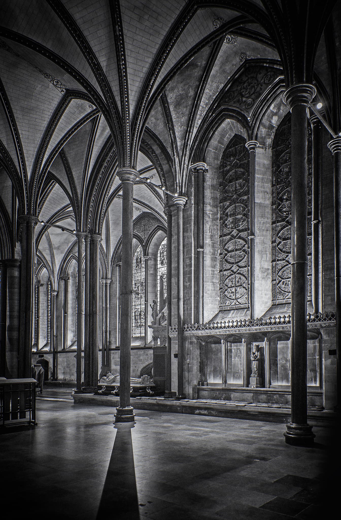 Интериорът на катедралата в Солсбъри в готически архитектурен стил монохромна снимка