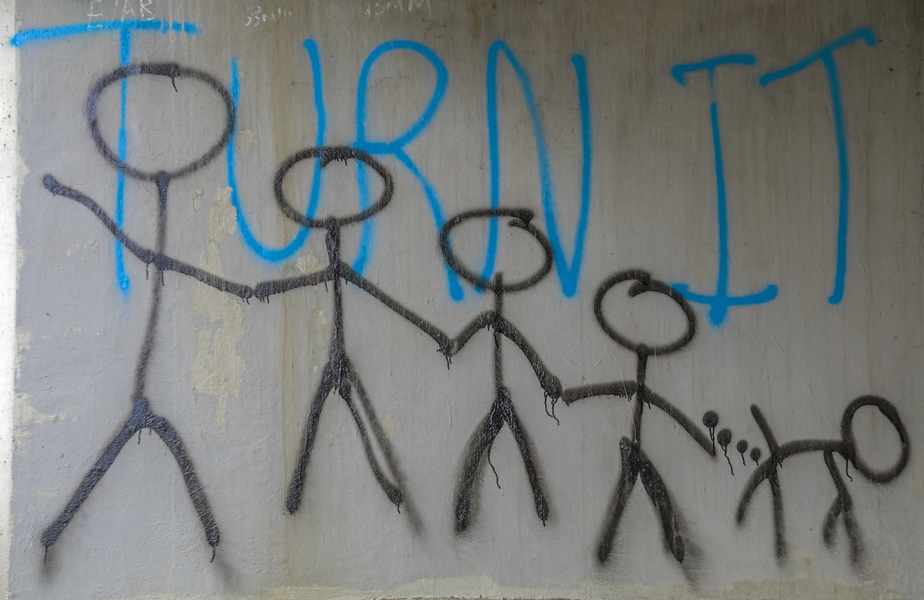 Turn It blauer Text Graffiti mit schwarzen Zeichnungen
