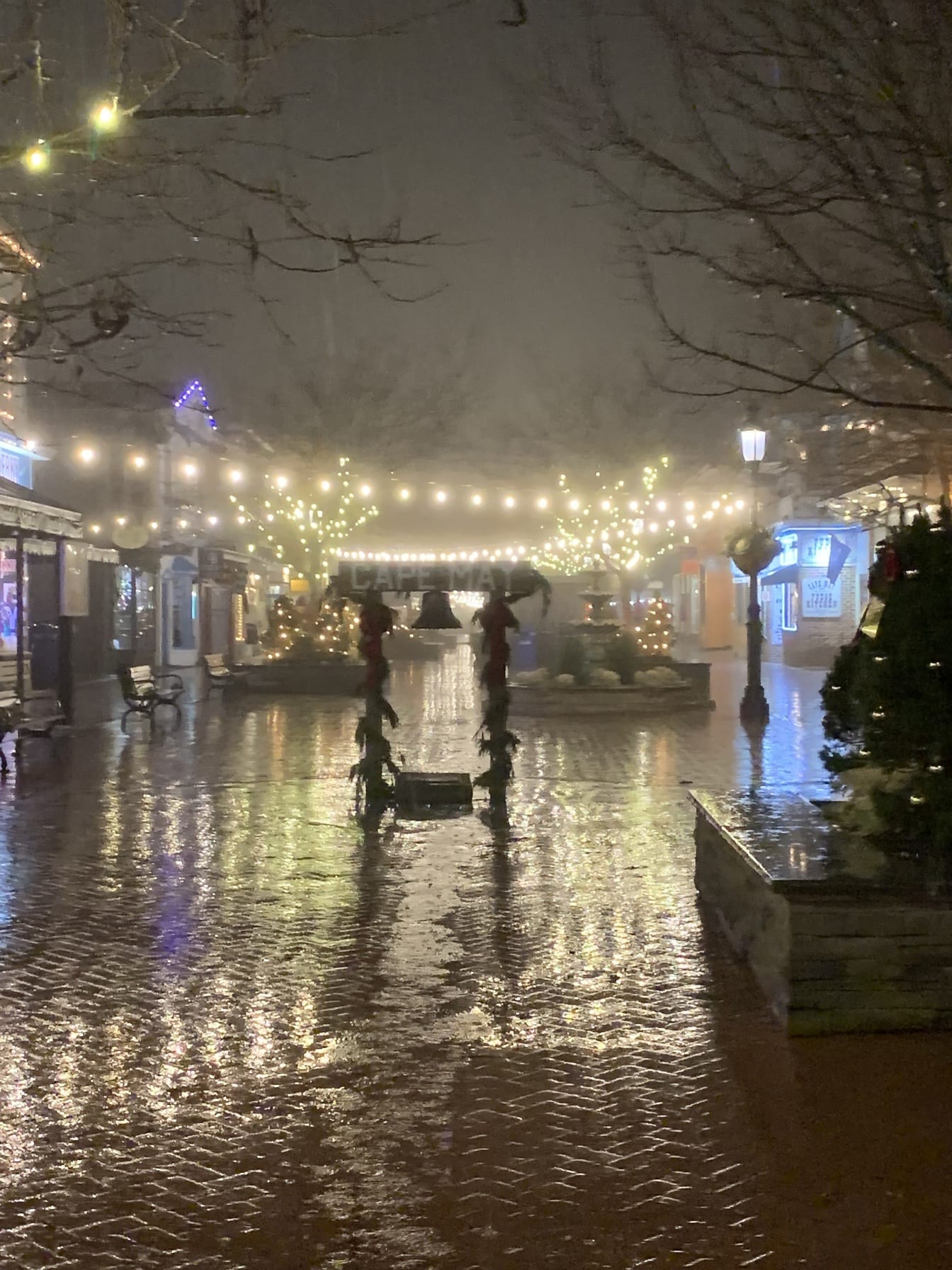 Cape May Washington Mall Ajunul Anului Nou într-o noapte ploioasă cu lumini de Crăciun