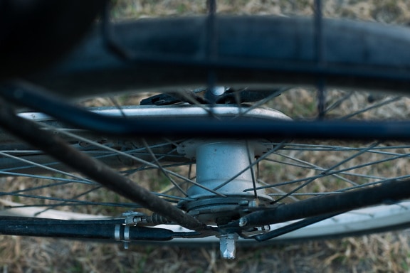 Close-up van draden en versnellingspook op fietswiel