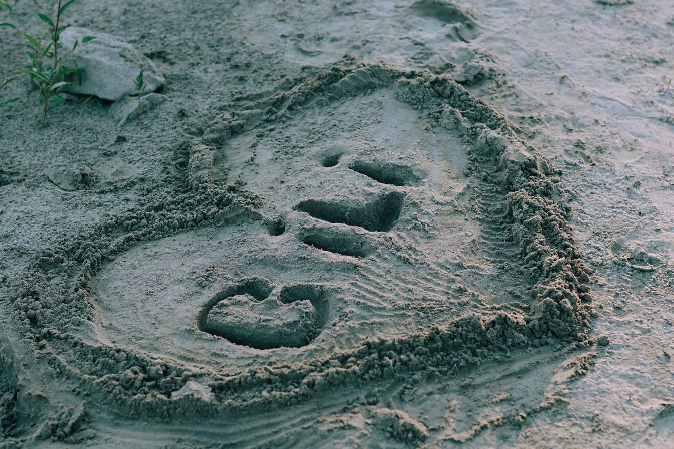 濡れた砂のハートとテキストのロマンチックなメッセージ