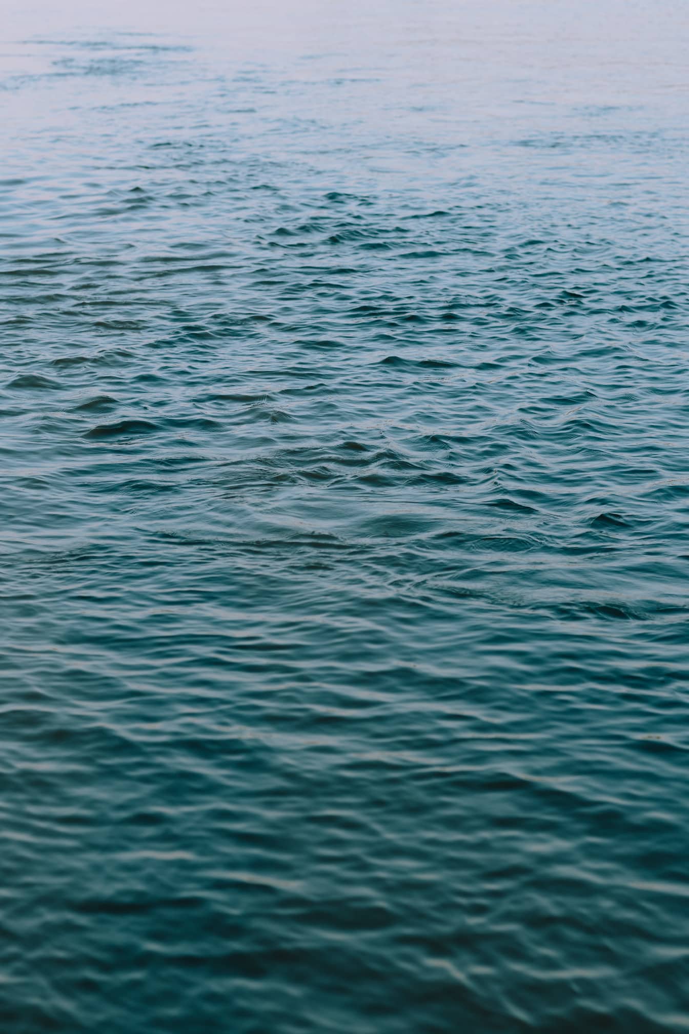 Azúrovo modré vlny na vodnej hladine