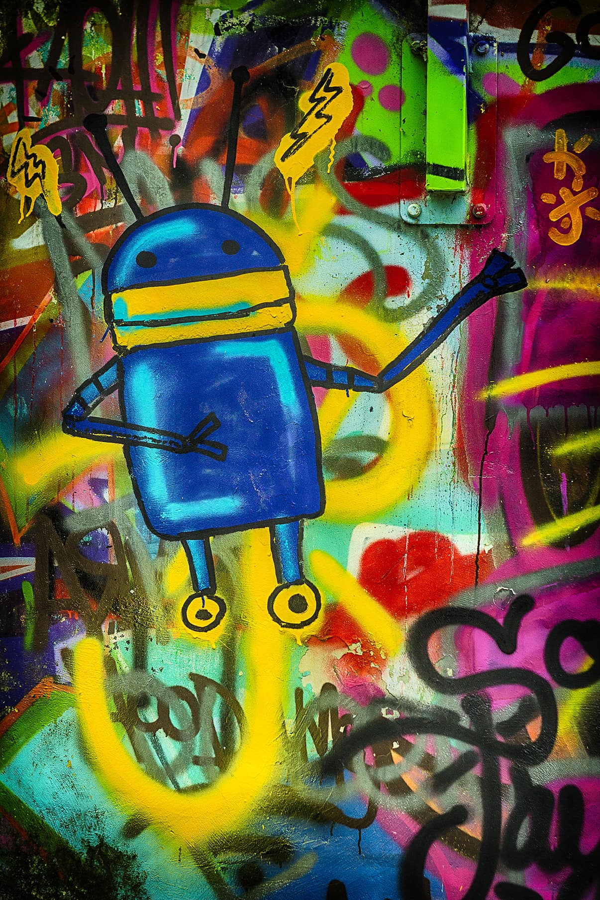 Sötétkék android robot színes graffiti