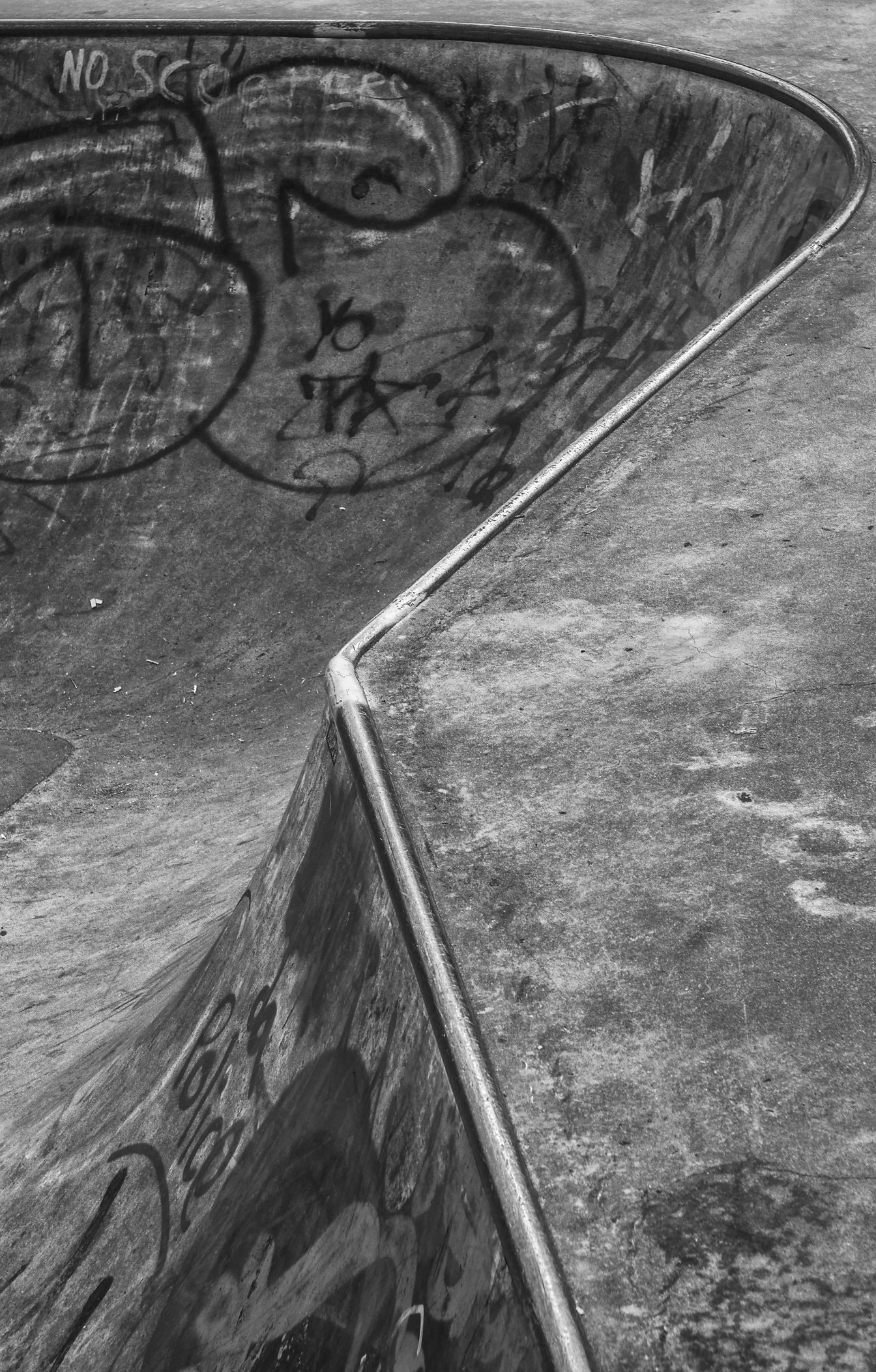 Betónové krivky s monochromatickou fotografiou graffiti