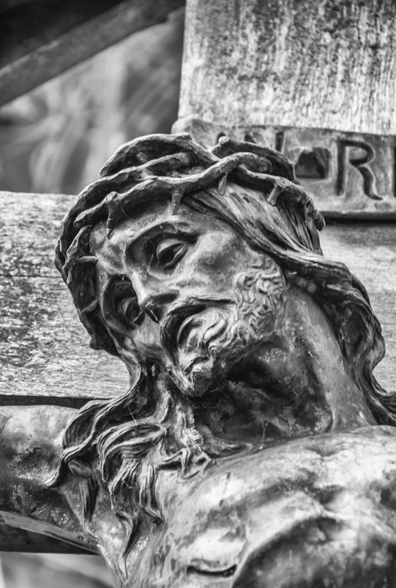 Close-up da cabeça da crucificação de Jesus Cristo na foto monocromática da cruz