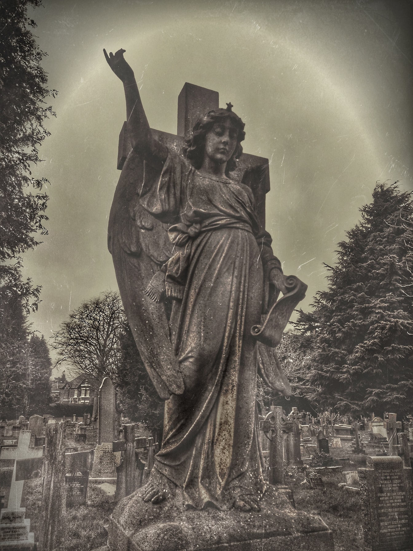 Socha anjelskej mladej ženy na betónovom kríži na cintoríne