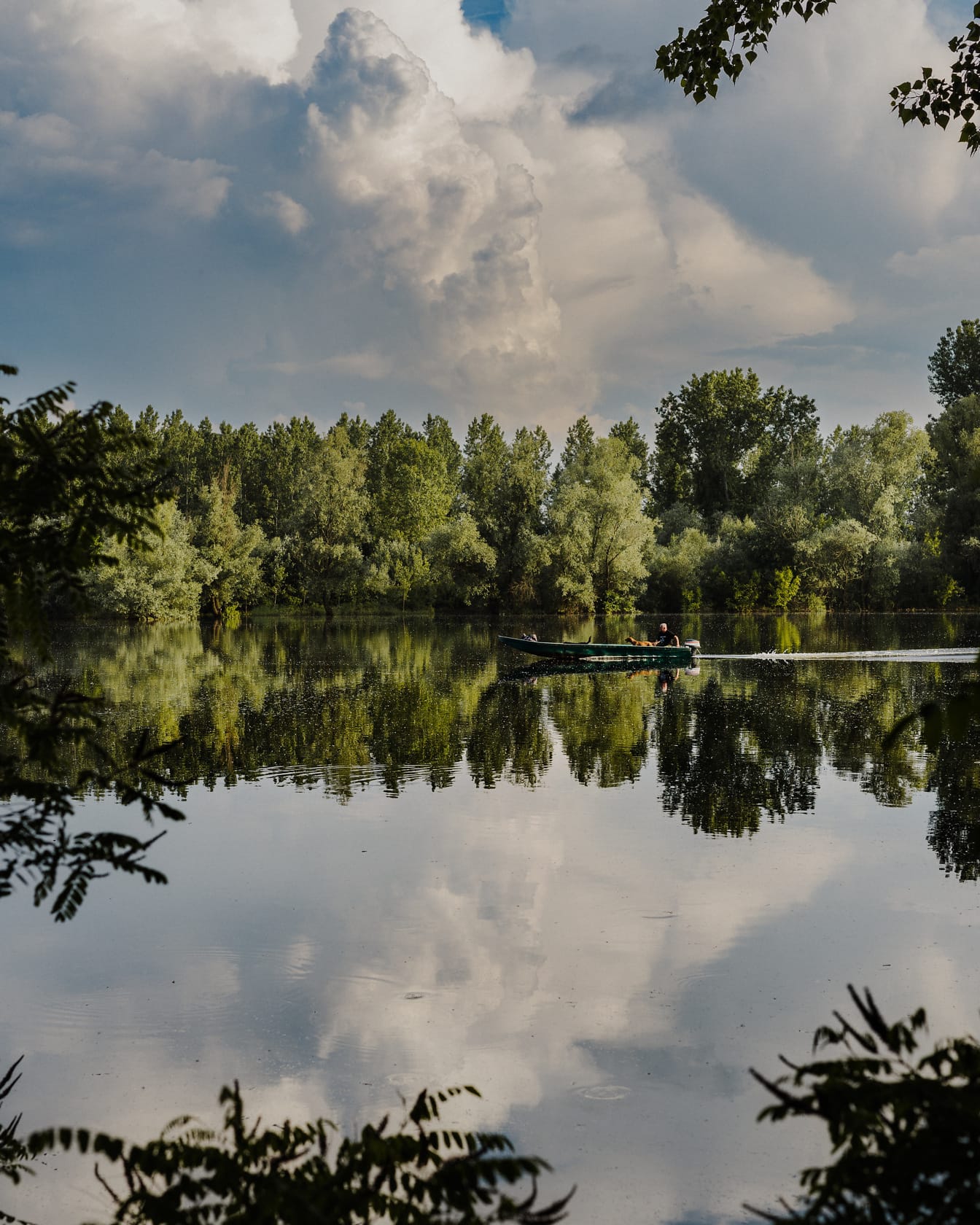 Рибар в малка рибарска лодка на спокойно езеро идилична атмосфера