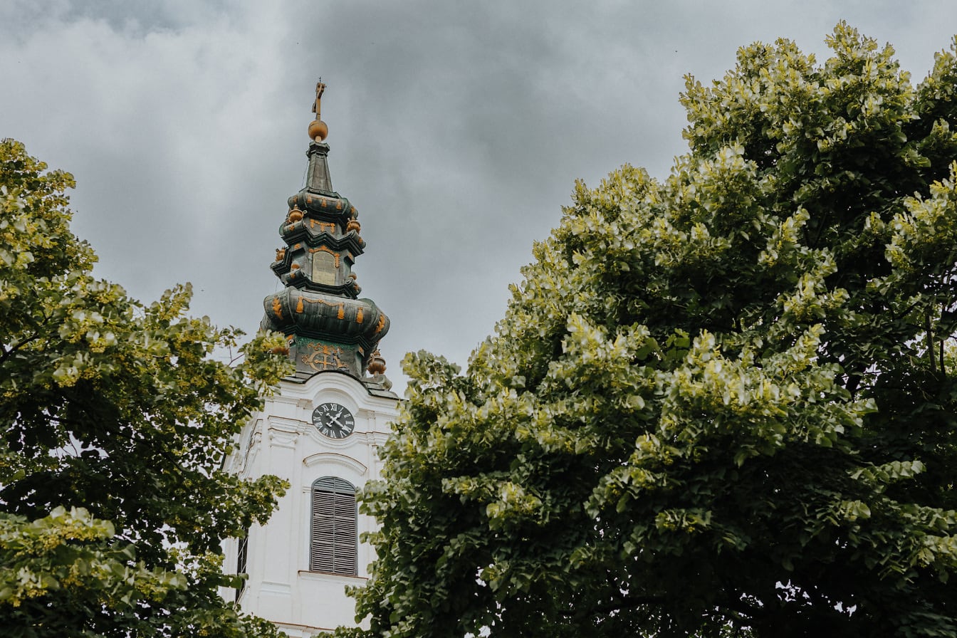 Église orthodoxe de St. Jean-Baptiste avec le clocher blanc de l’église