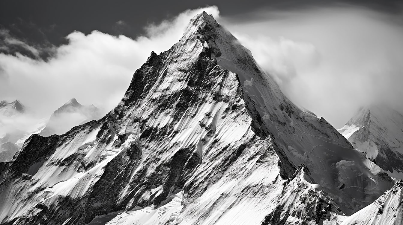 Paesaggio invernale in bianco e nero della vetta della montagna alta