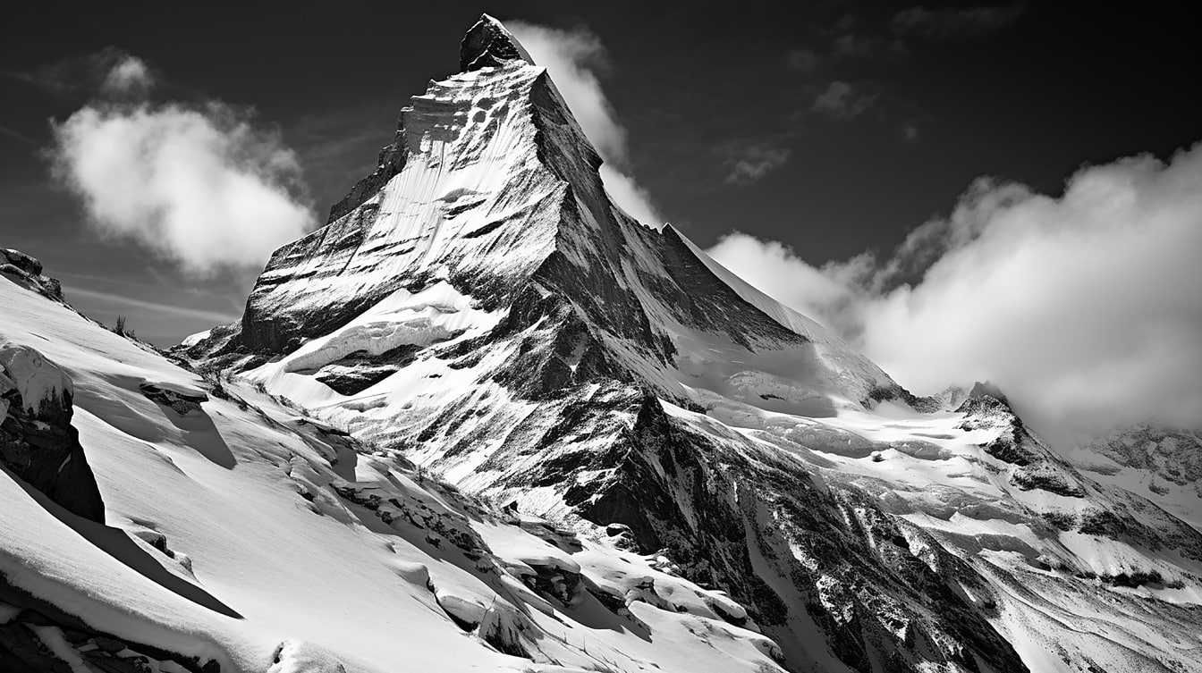 Černobílá kontrastní monochromatická fotografie na úbočí hory