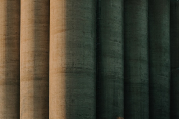 Tekstur beton bangunan silo bulat dalam bayangan