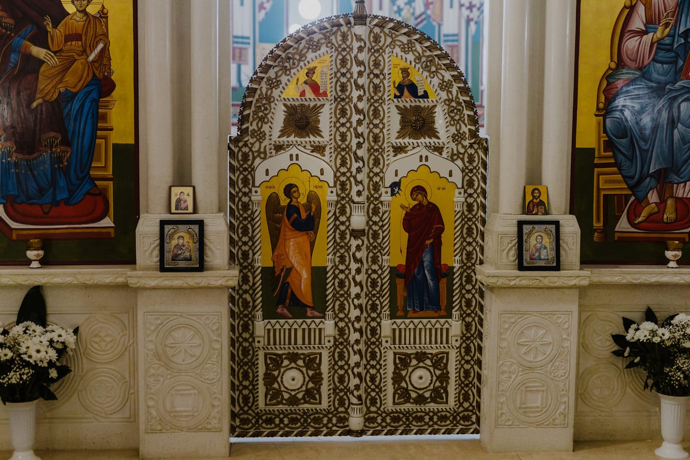 Pictură în artă plastică a sfinților pe poarta altarului din mănăstire