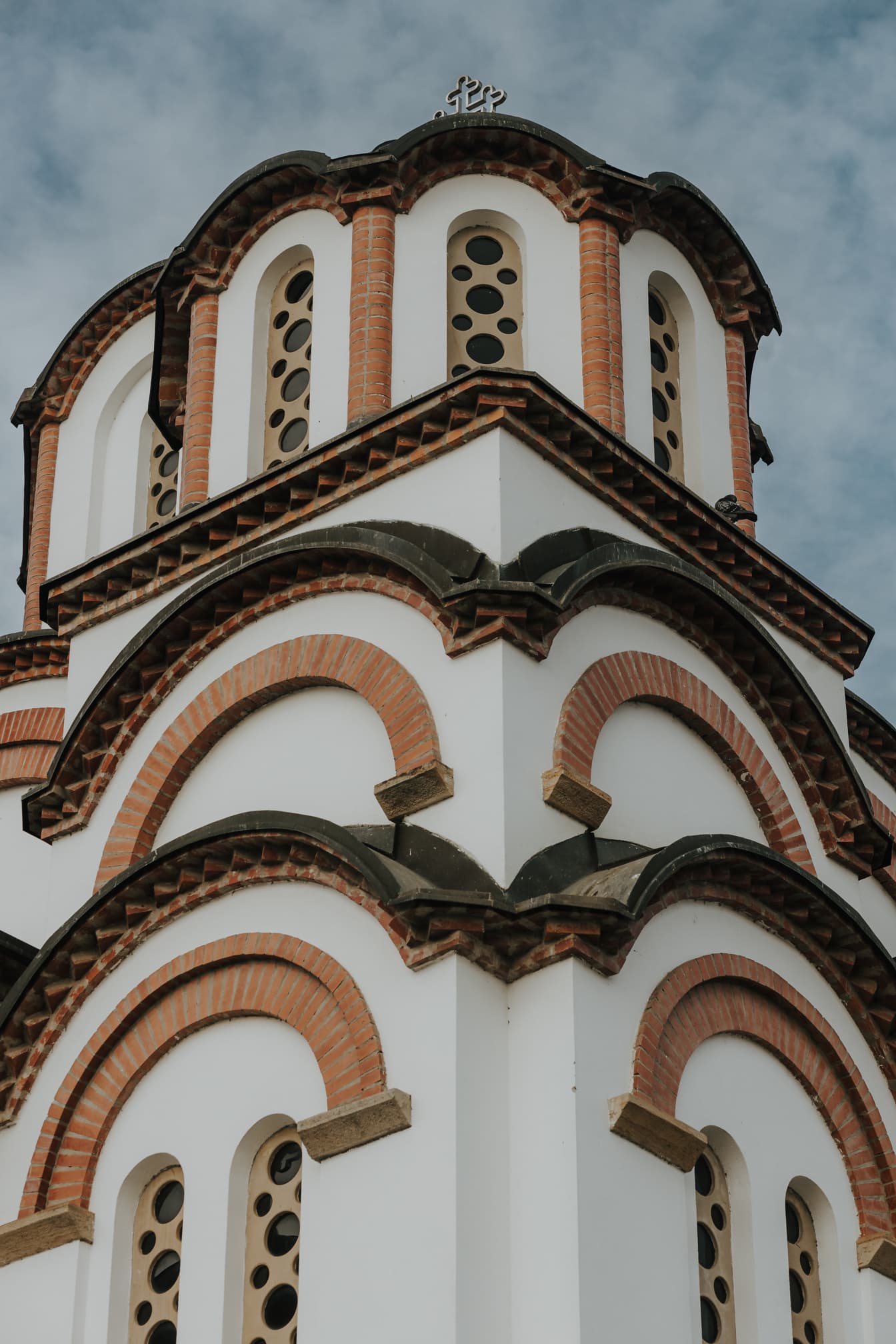Ъгъл на православен манастир с тухлени арки
