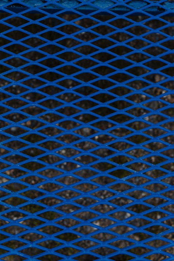 Donkerblauwe textuur van het metaalraster met ruit geometrisch patroon