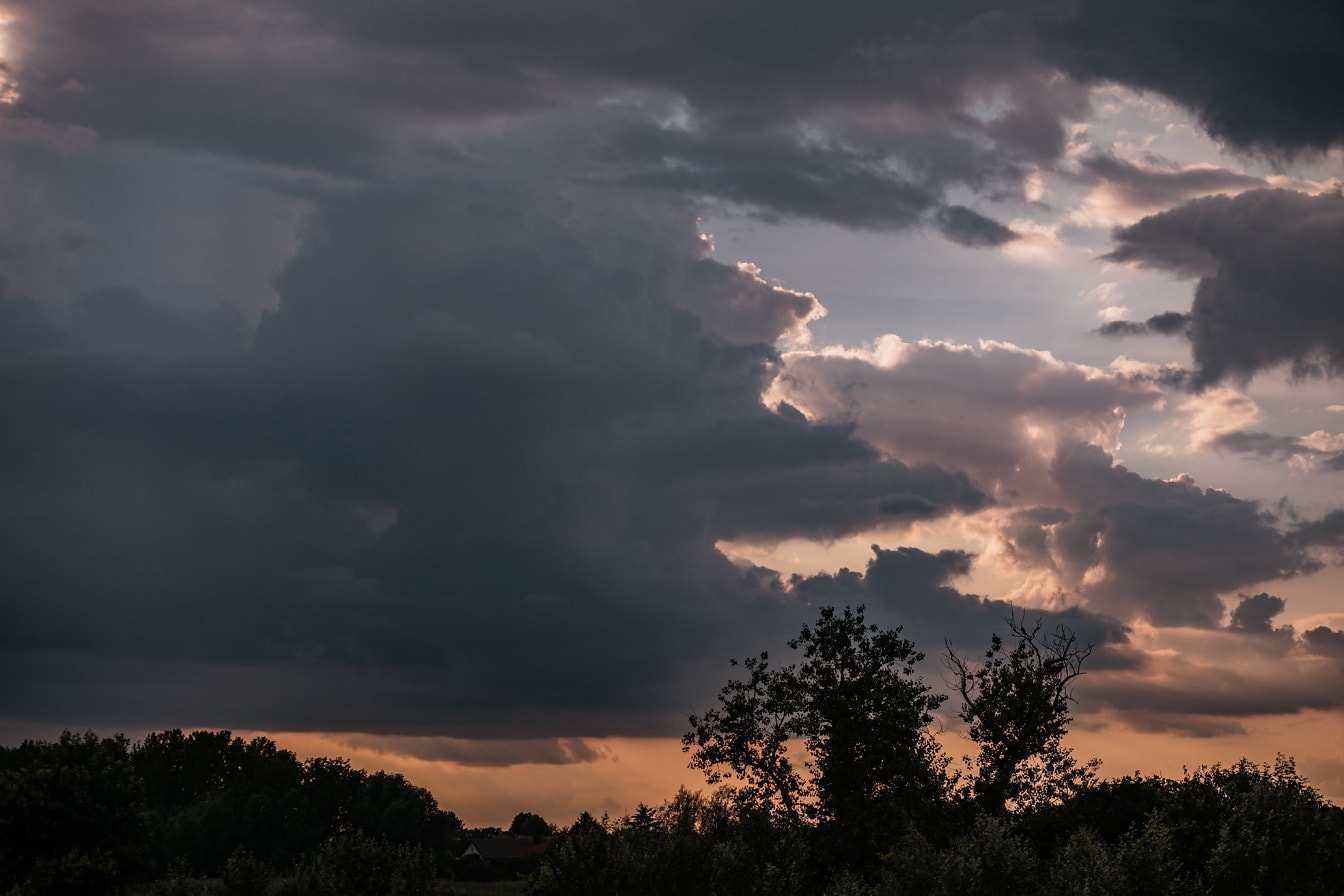 Nuvens arroxeadas escuras no céu na paisagem crepuscular do crepúsculo