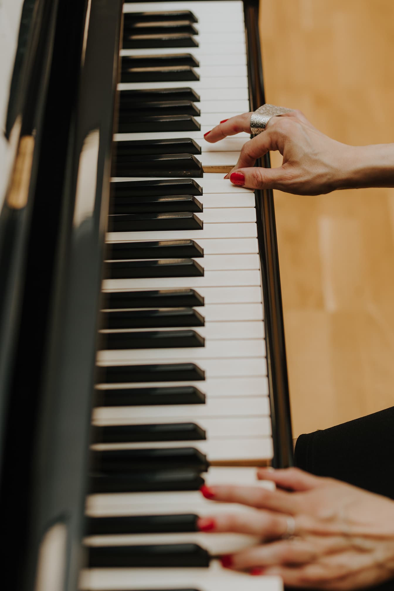 Pianis memainkan instrumen piano close-up tangan
