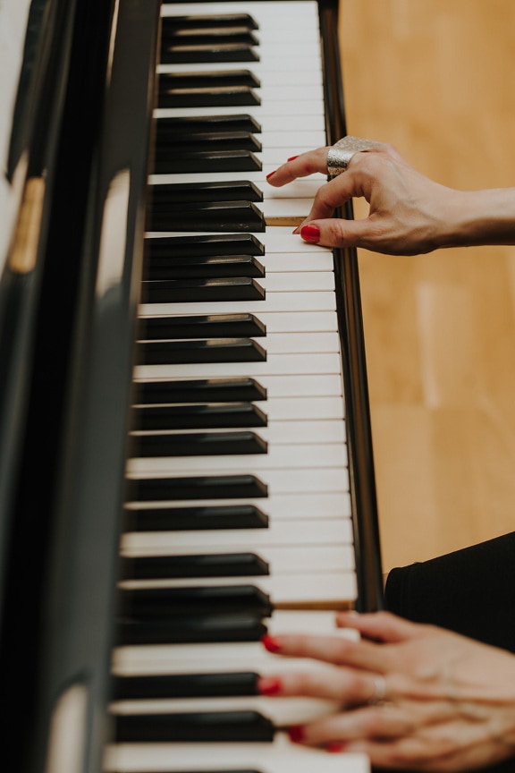 Πιανίστας παίζει πιάνο, όργανο, κοντινό πλάνο των χεριών