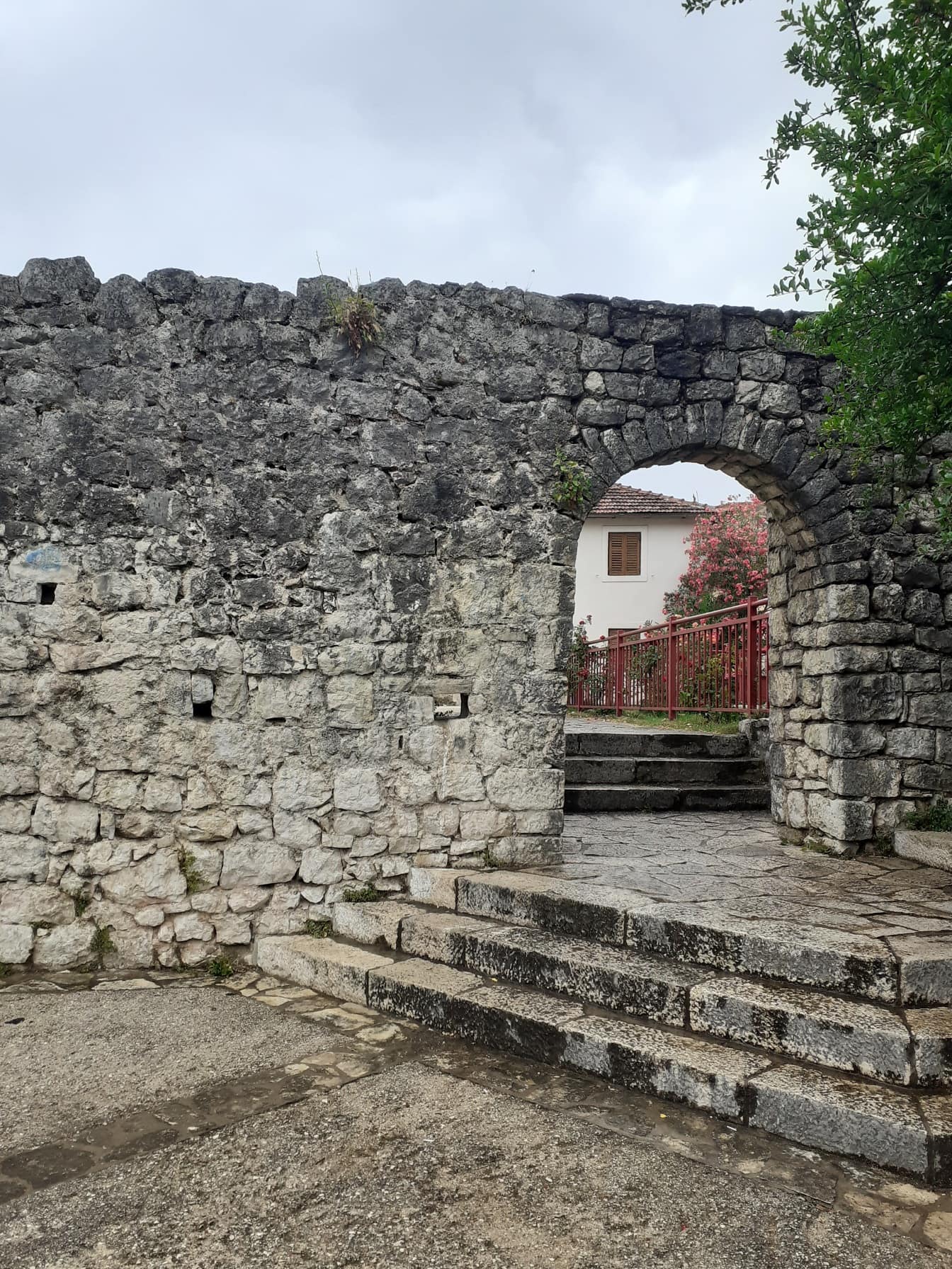 Muro de piedra con paso de arco en Trebinje, Bosnia y Herzegovina