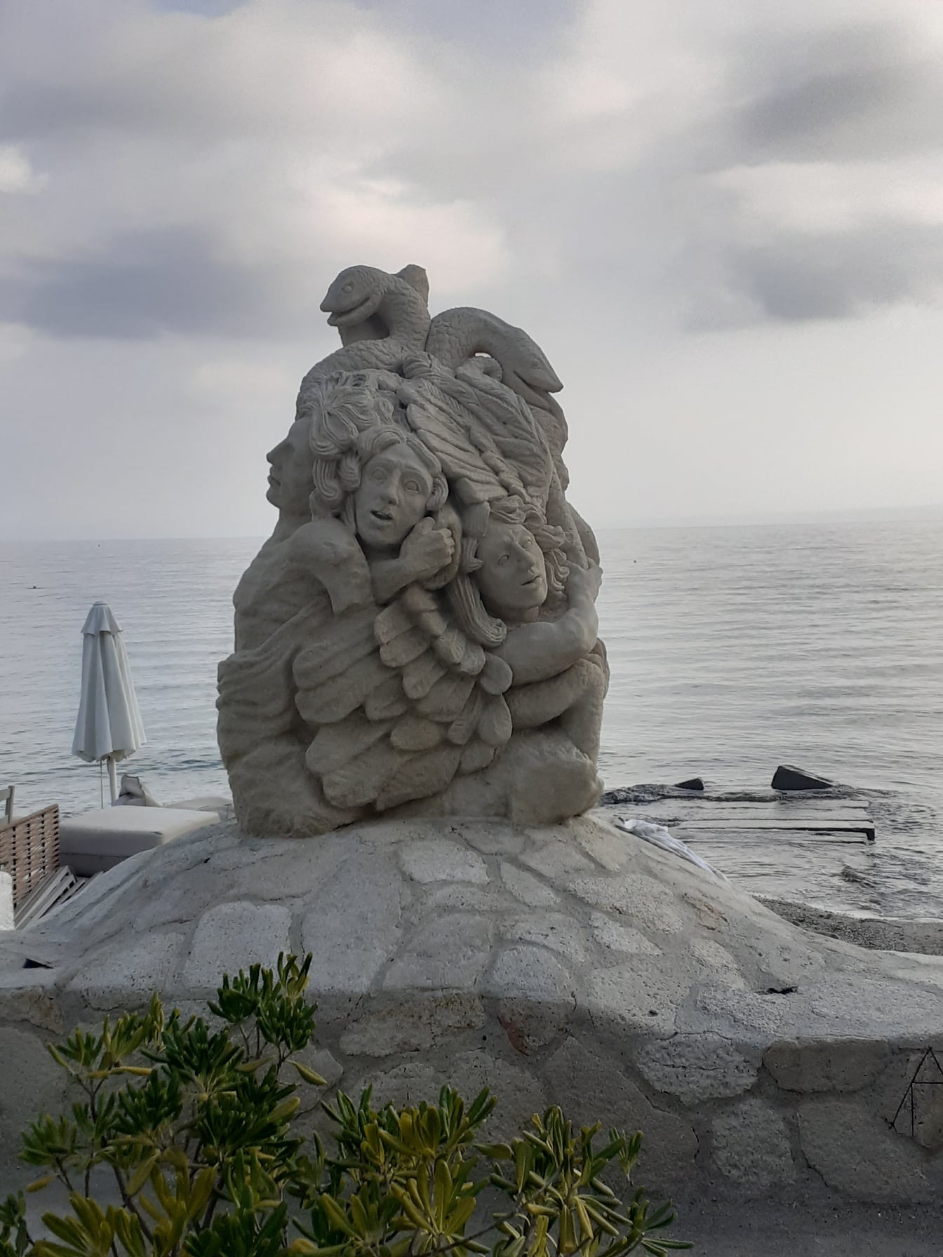 Escultura de piedra en primera línea de playa en Pefkohori, Calcídica, Grecia