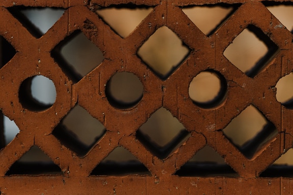 Ziegel mit Löchern und geometrischem Muster in Nahaufnahme der Arabeskentextur