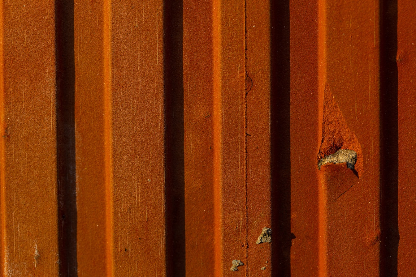 Tampilan close-up permukaan merah tua dari bata terakota