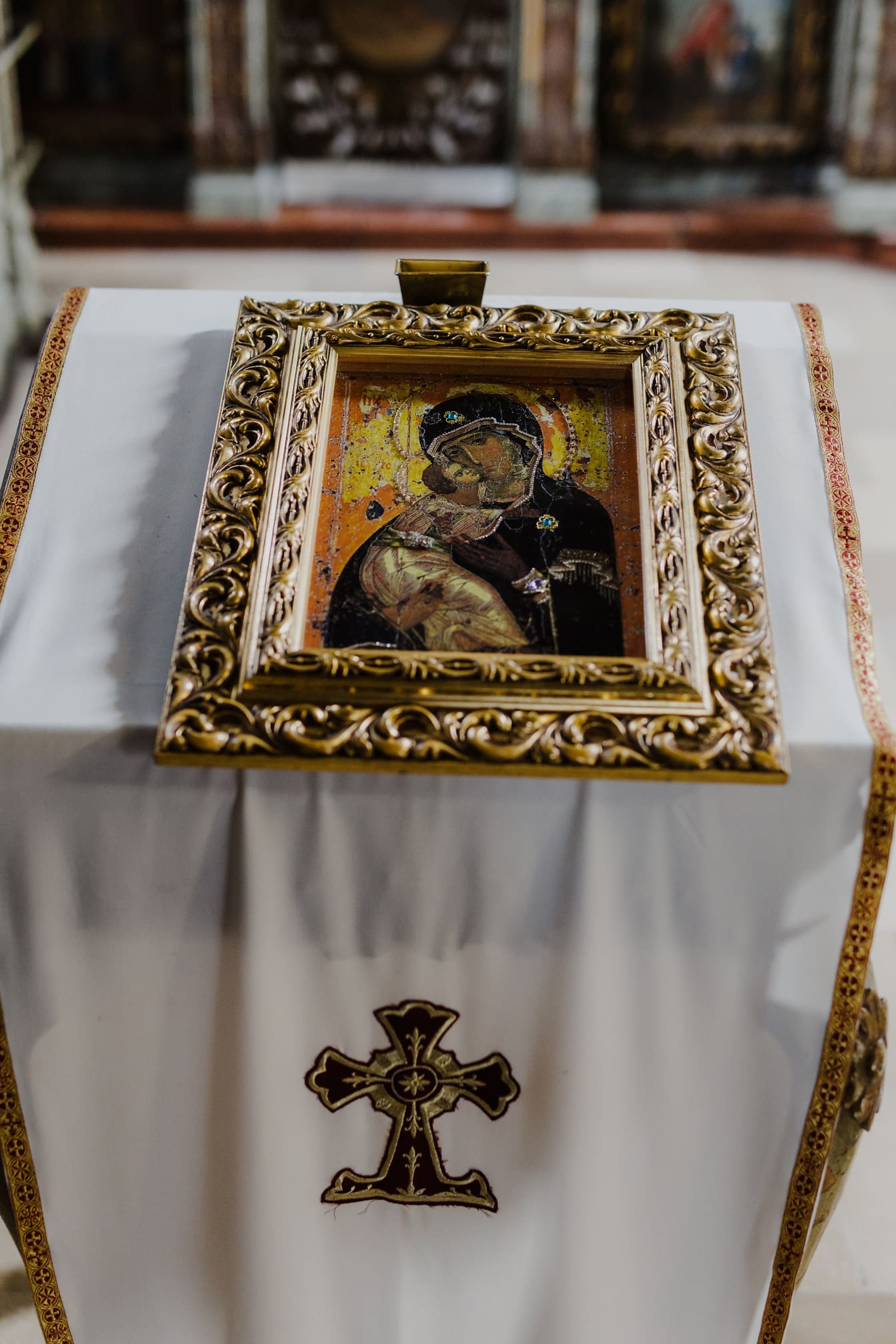 Isten Anyjának ortodox ikonja Jézus Krisztussal a templomban