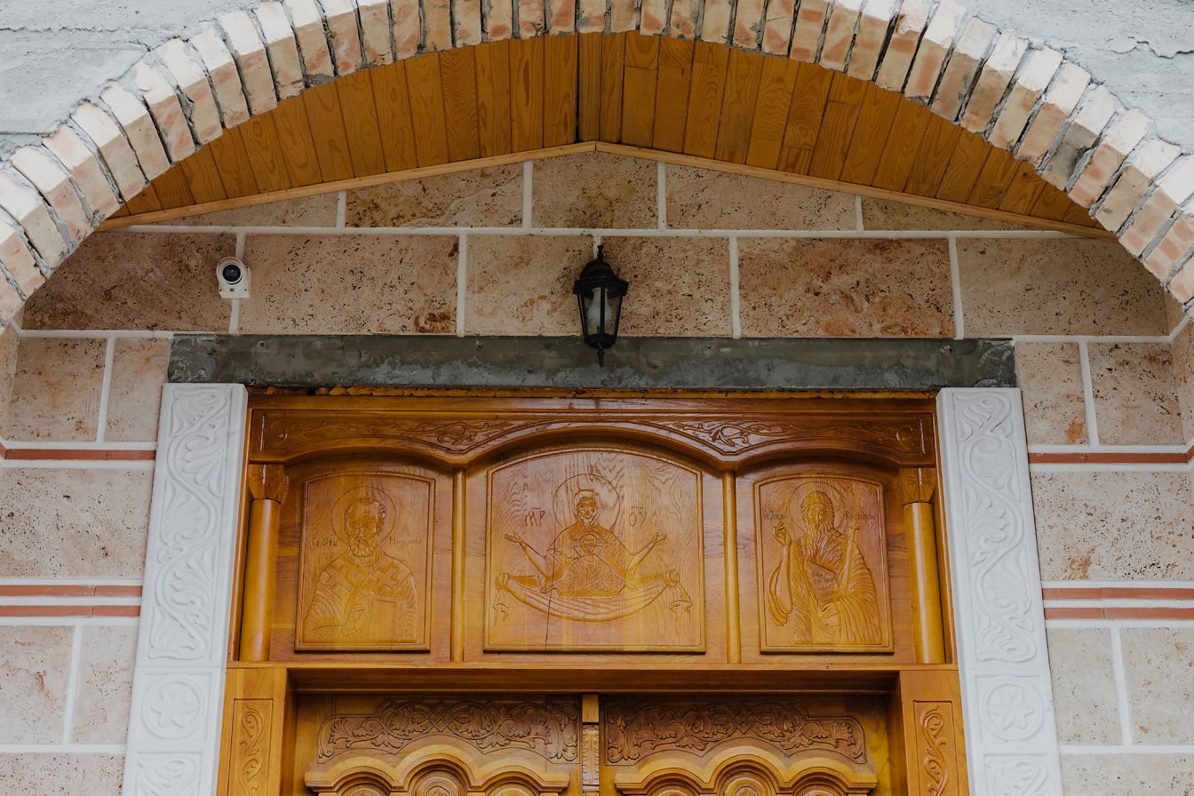 Snidade ortodoxa träikoner på klostrets ytterdörr