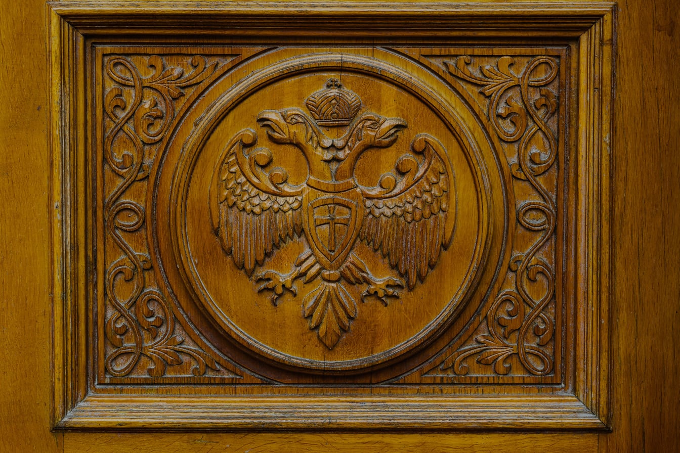 Aigle à deux têtes symbole héraldique sculptures en bois